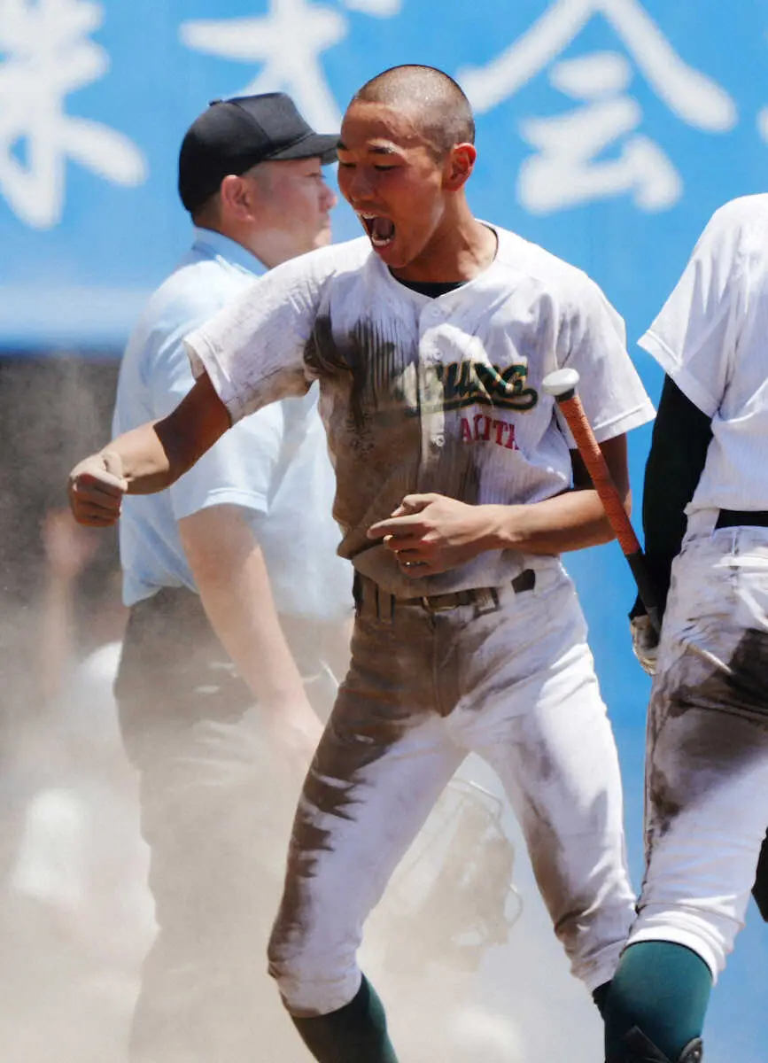 【画像・写真】秋田大会準決勝＜秋田商・鹿角＞8回1死一、三塁、ダブルスチールで本塁に生還する鹿角・豊田（撮影・五島　佑一郎）