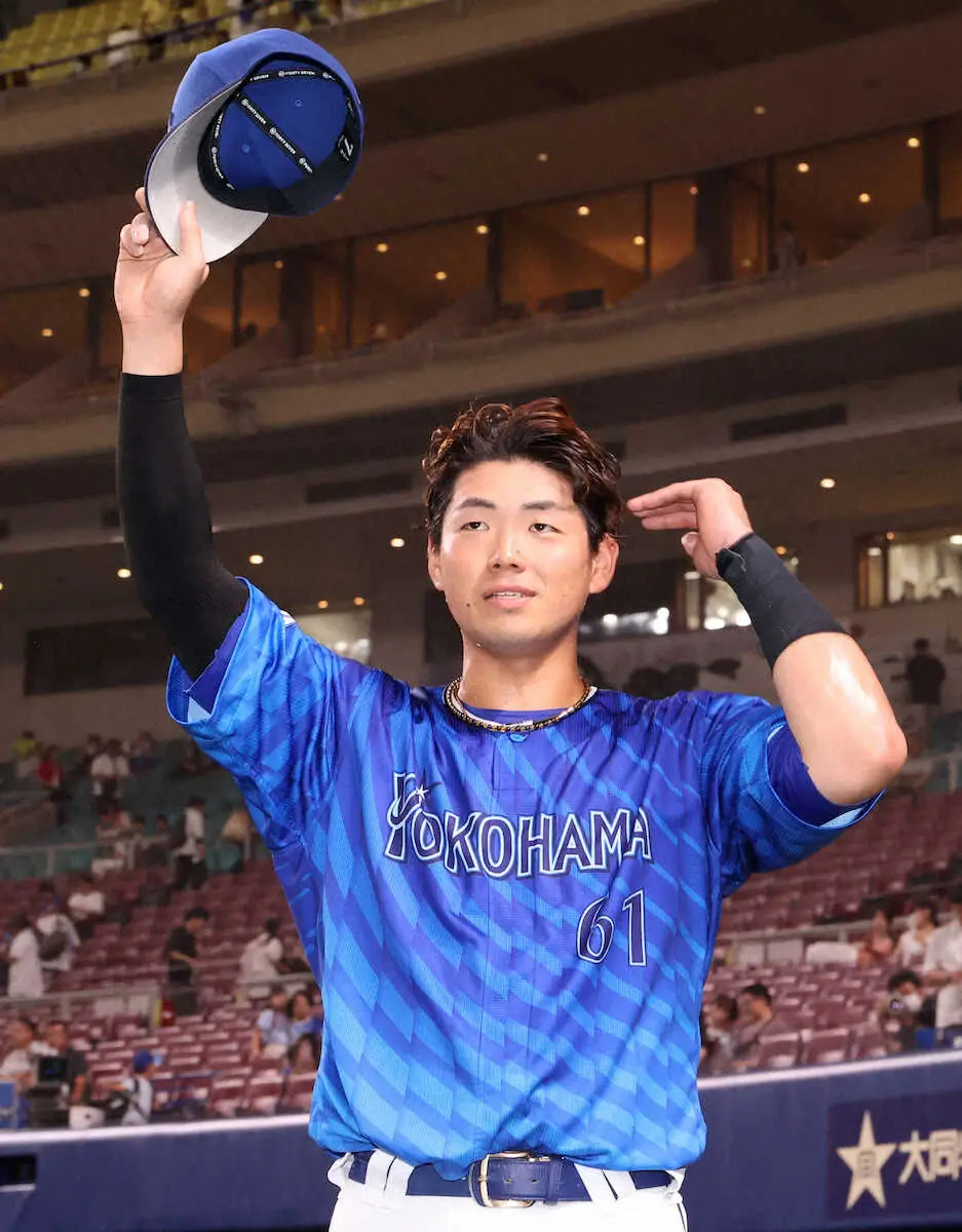 【画像・写真】＜中・D＞決勝打を放った蝦名はスタンドの声援に帽子をとって応える（撮影・椎名　航）