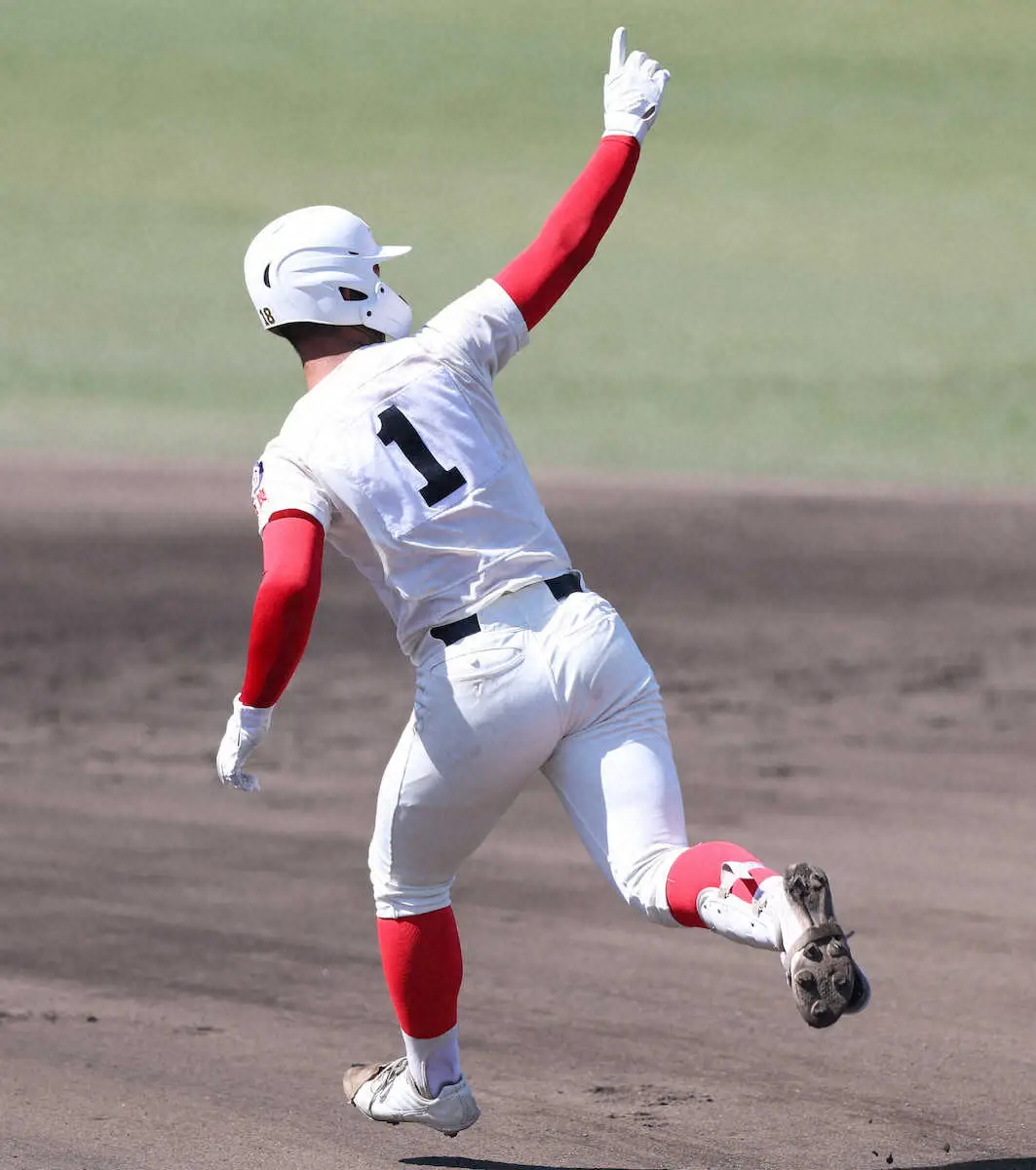【画像・写真】＜奈良・智弁学園＞　2回無死、智弁学園・杉本は右越えソロ本塁打を放つ　（撮影・後藤　大輝）