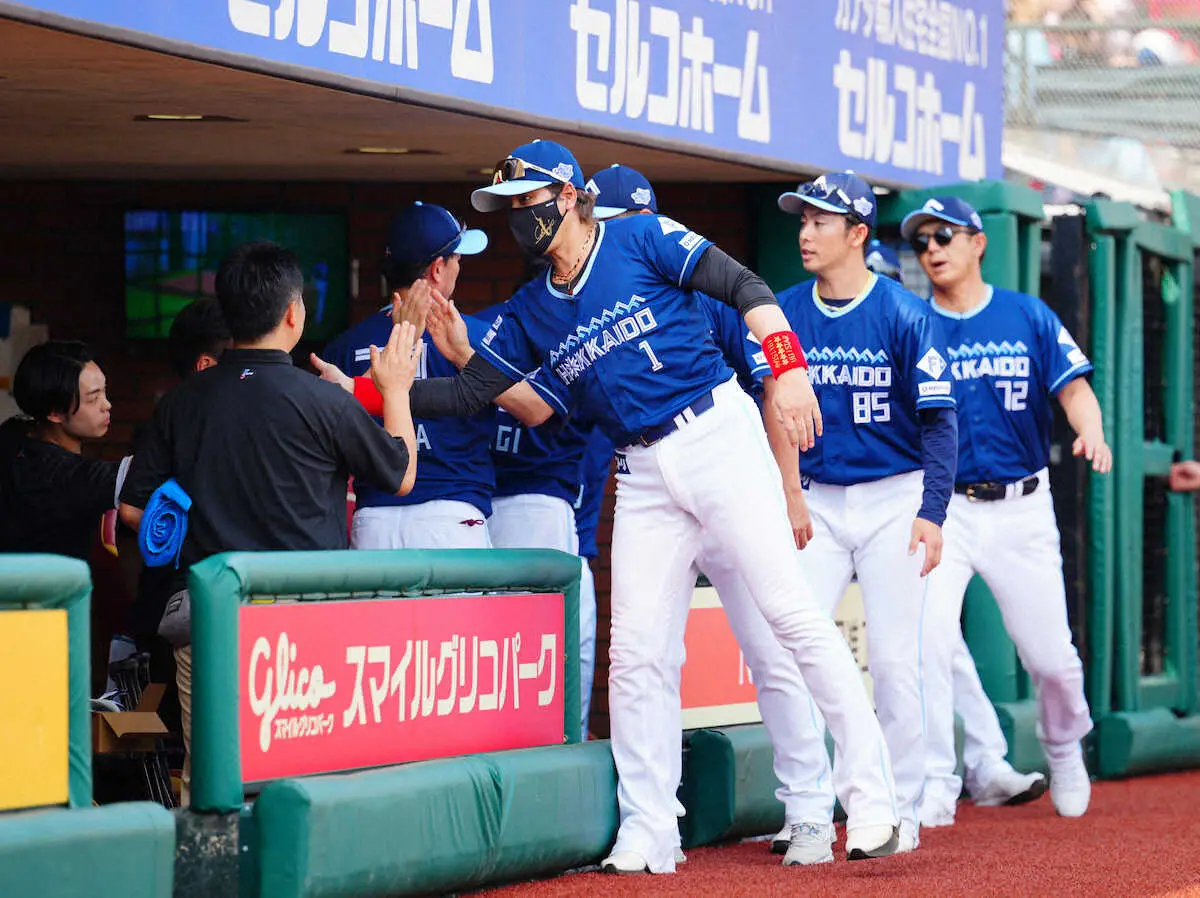 【画像・写真】日本ハム・新庄監督　サプライズ予告!?「明日話したいことがある」一言だけ残して球場を後に