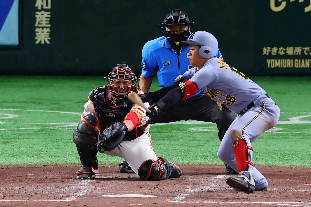 【画像・写真】巨人・甲斐拓也が痛みにもん絶、一度はプレー続行も4回でベンチに下がる