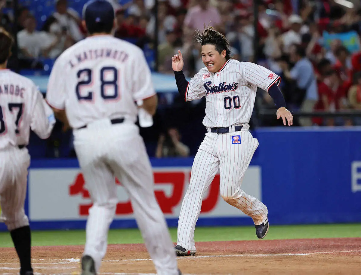 【画像・写真】ヤクルト劇的4連勝！リプレー検証で判定覆り、赤羽の一打が逆転サヨナラ3ランに　最大5点差ひっくり返す