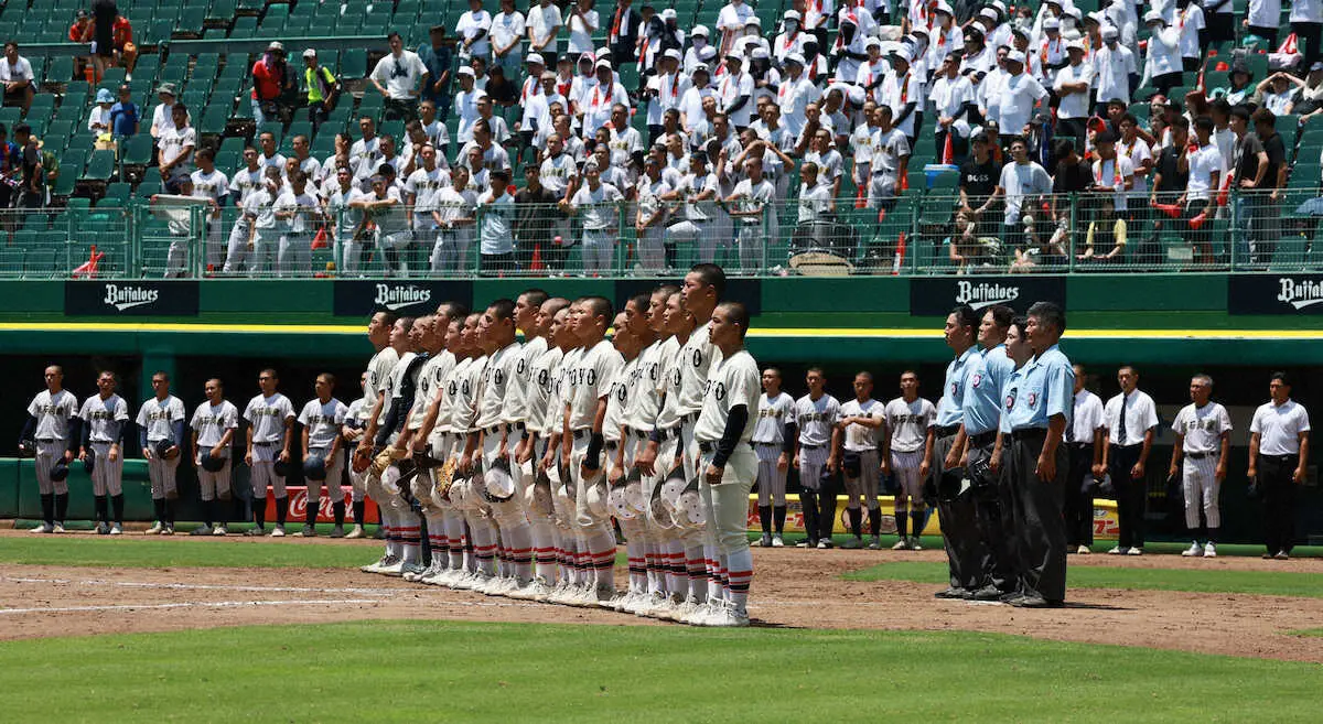 【画像・写真】＜東洋大姫路・明石商＞校歌斉唱する東洋大姫路ナイン（撮影・井垣　忠夫）