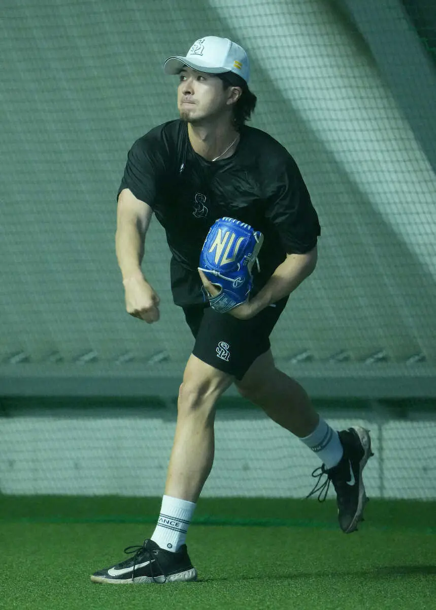 【画像・写真】＜ソフトバンク＞キャッチボールするキャッチボールする上沢（撮影・岡田　丈靖）