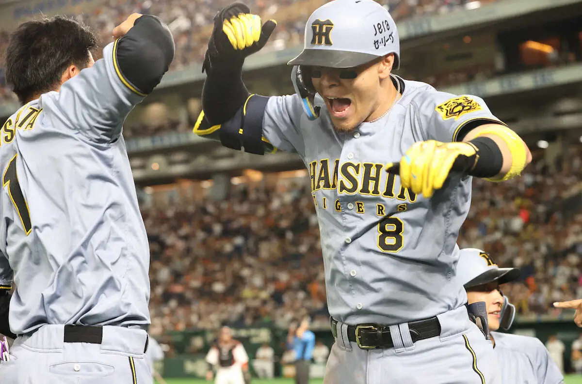 【画像・写真】＜巨・神（16）＞　延長11回、勝ち越し2ランを放った佐藤輝（右）は森下とタッチをかわす（撮影・大森　寛明）