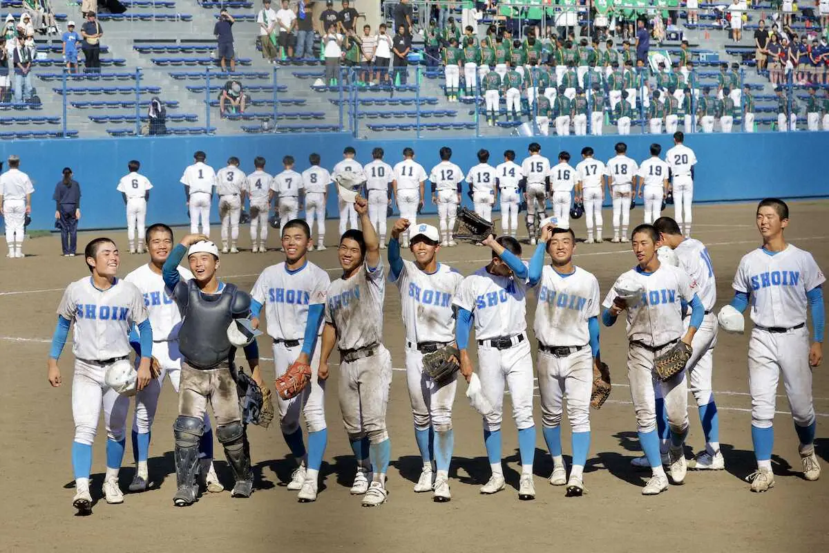 【画像・写真】＜千葉黎明・八千代松陰＞千葉黎明に勝利し、喜ぶ三上（左から6人目）ら八千代松陰ナイン。後ろは敗れた千葉黎明ナイン（撮影・松永　柊斗）