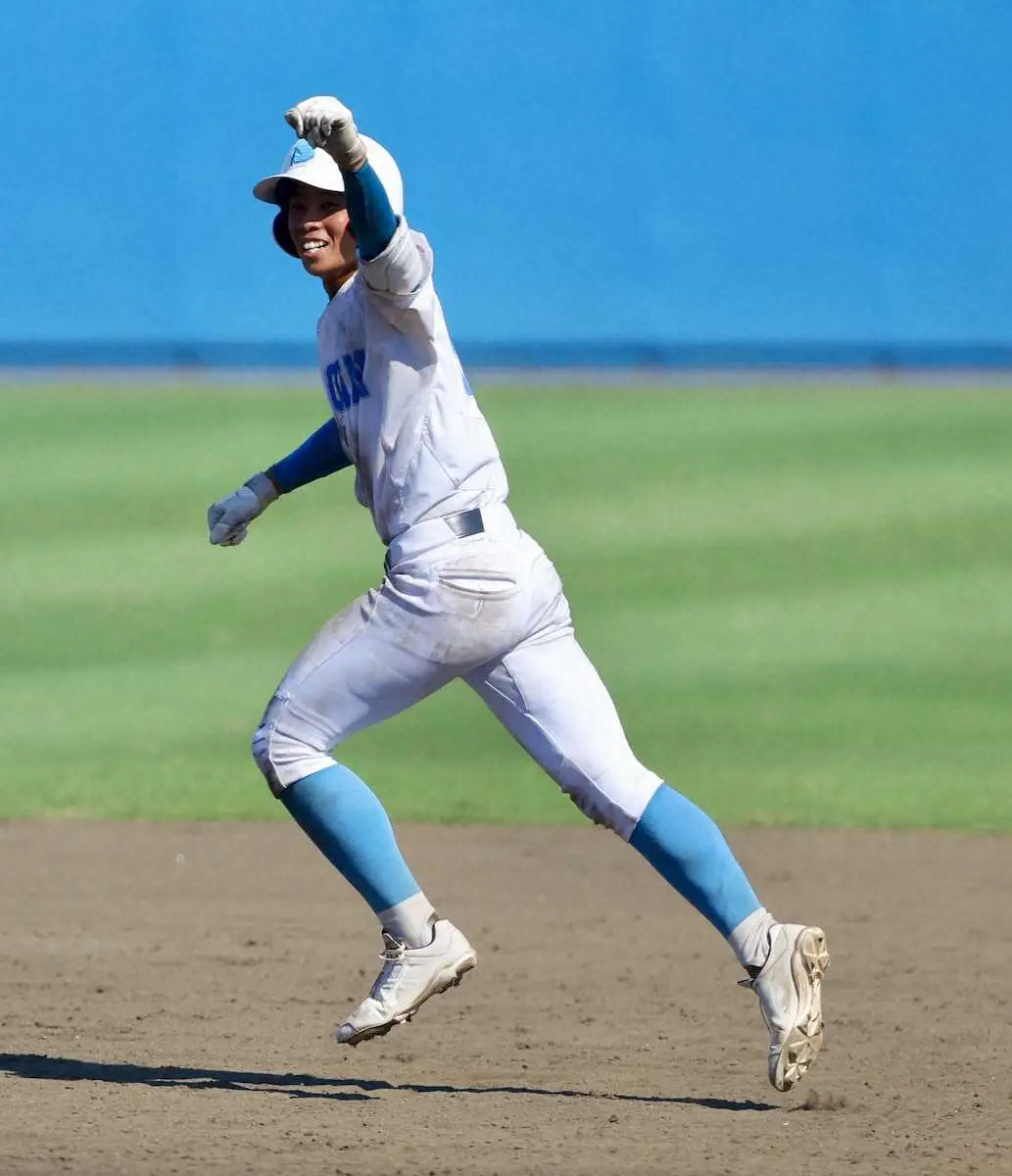 【画像・写真】＜千葉黎明・八千代松陰＞9回、勝ち越しソロを放ち、ガッツポーズする八千代松陰の三上（撮影・松永　柊斗）