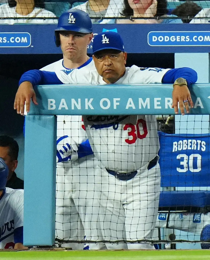 【画像・写真】ロバーツ監督がっくり…7回に満塁走者一掃の適時失策で一挙3失点　エンリケス致命的ミス　救援陣四球禍