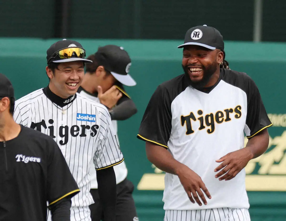 【画像・写真】阪神　22日入団発表のドリスが2軍練習合流　練習前に全体へあいさつ