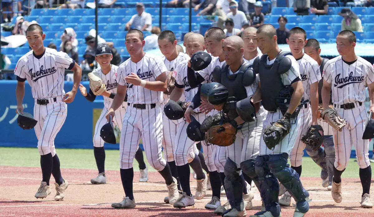 【画像・写真】＜帝京・岩倉＞帝京を破って準決勝に駒を進めた岩倉ナイン（撮影・郡司　修）