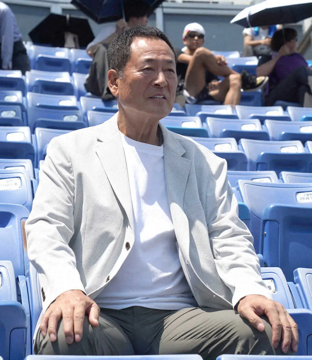 【画像・写真】＜帝京・岩倉＞試合を観戦する中畑清氏（撮影・郡司　修）