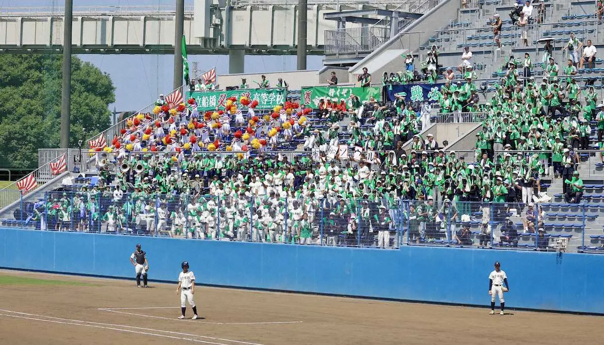【画像・写真】＜市船橋・東海大浦安＞3回、「市船ソウル」で盛り上がる市船橋応援団（撮影・松永　柊斗）