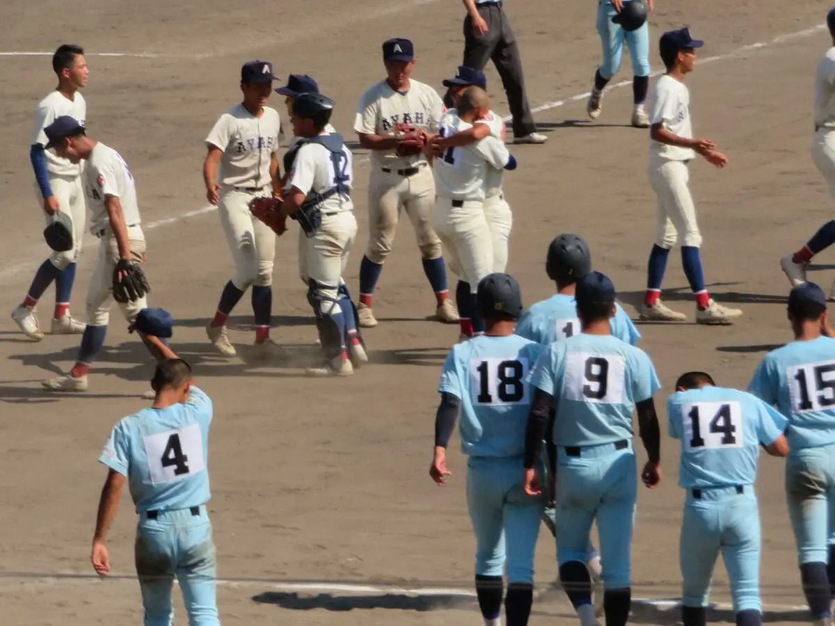 【画像・写真】【高校野球】近江は9回力尽きる　小森監督「綾羽さんが1枚…いや3枚くらい上でした」