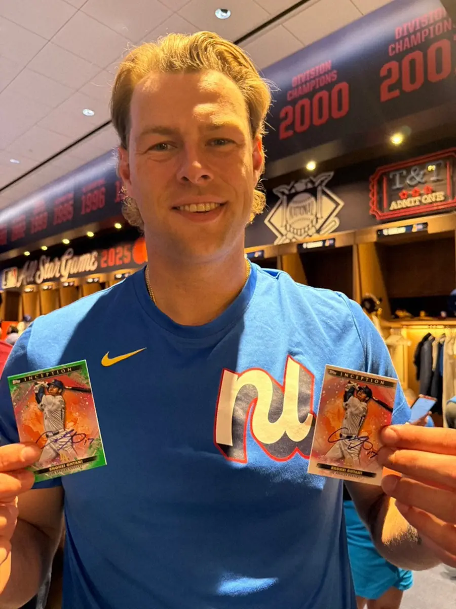 【画像・写真】15日のオールスター戦の試合前に大谷からカードにサインをもらいご満悦のブルワーズ・メギル（撮影・柳原　直之）