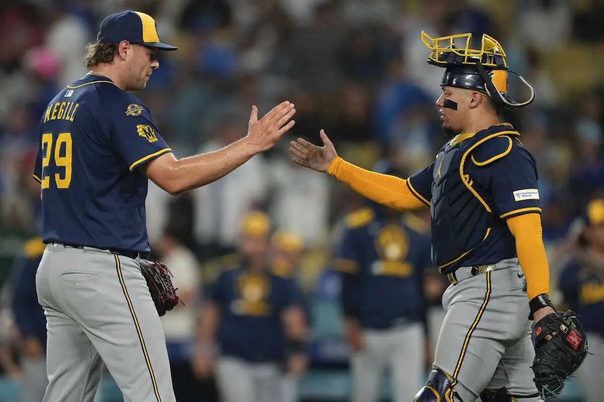 【画像・写真】18日のドジャース戦を締めくくったブルワーズの抑え投手メギル（左）は捕手コントレラスと勝利を喜ぶ（AP）