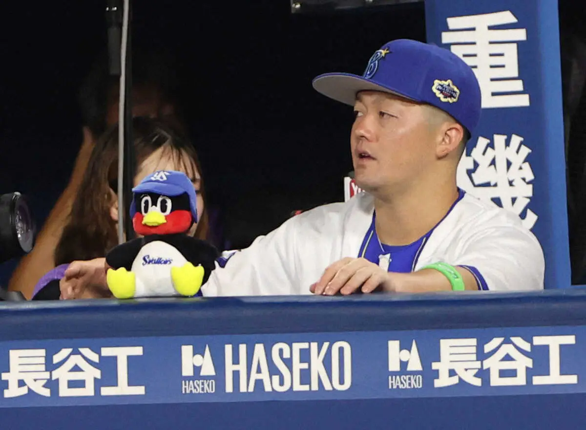 【画像・写真】【球宴】ヤクルトから唯一選出の大西　つば九郎のぬいぐるみ手に登場　ファン「泣ける」