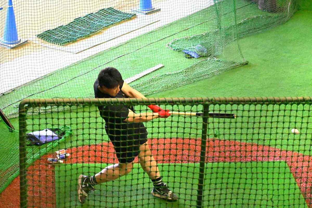 【画像・写真】ジャイアンツ球場の室内練習場で打撃練習を再開した巨人・岡本