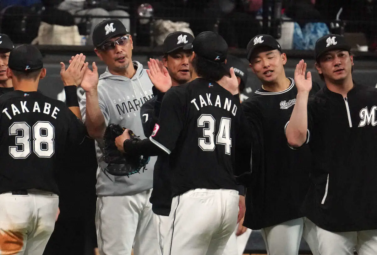 【画像・写真】ロッテ　4時間24分の長時間試合を制す！　延長11回2死満塁で藤原が押し出し四球選ぶ