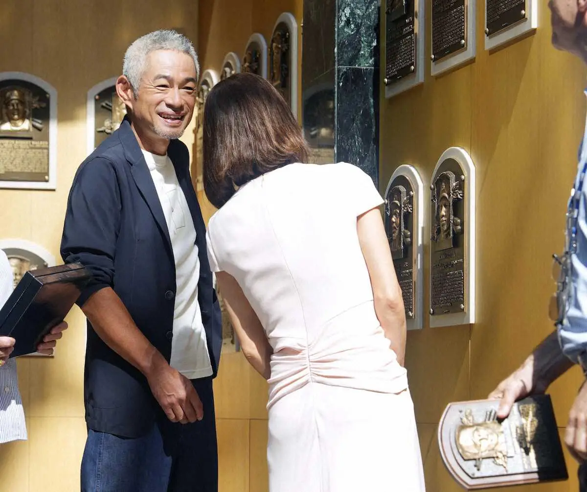【画像・写真】米野球殿堂博物館に設置された自らのレリーフを見るイチローさん（左）と妻の弓子さん
