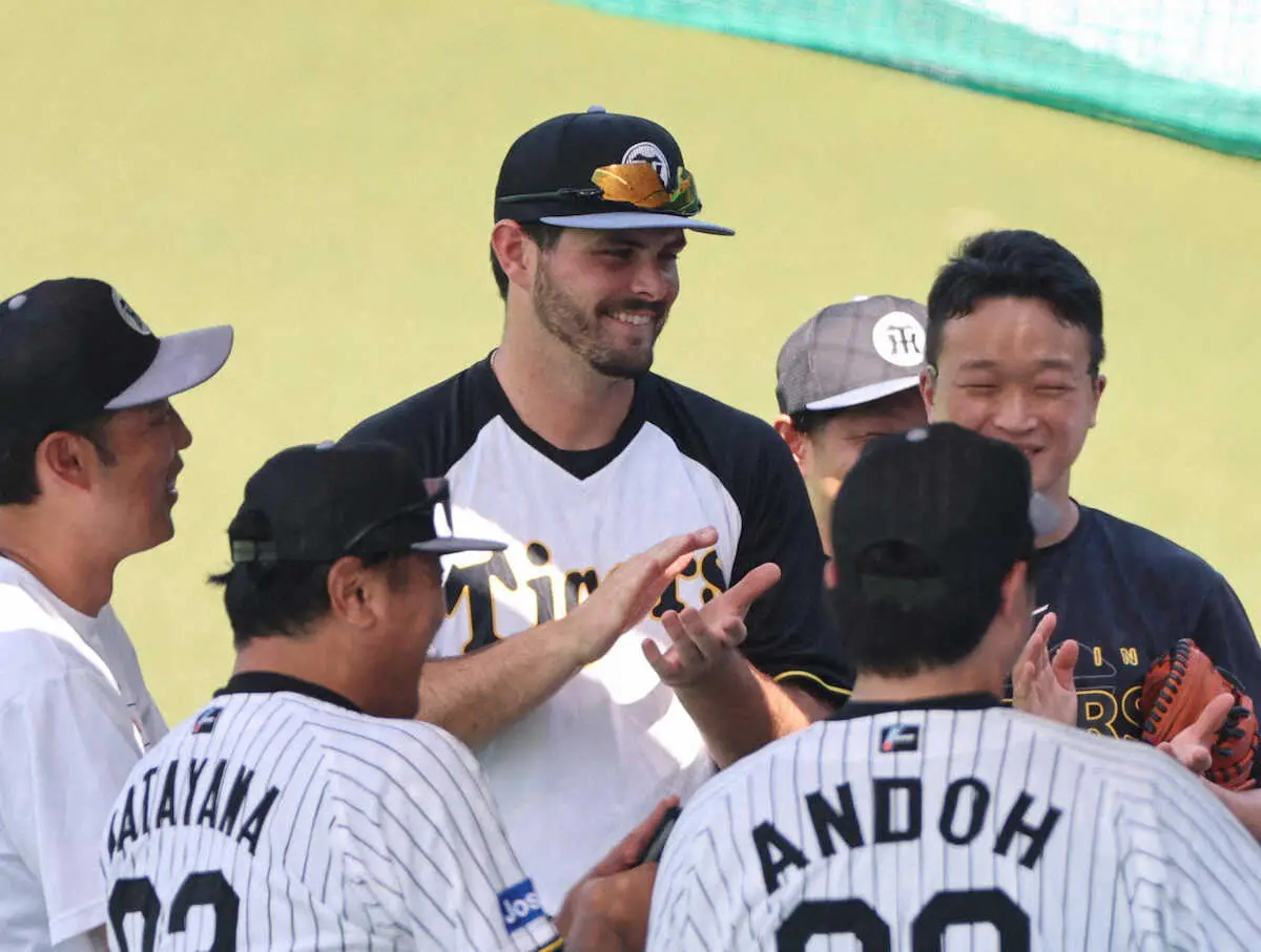 【画像・写真】阪神　新助っ投ハートウィグが1軍練習合流　藤川監督の前でブルペン入り「グッジョブって言ってもらって」