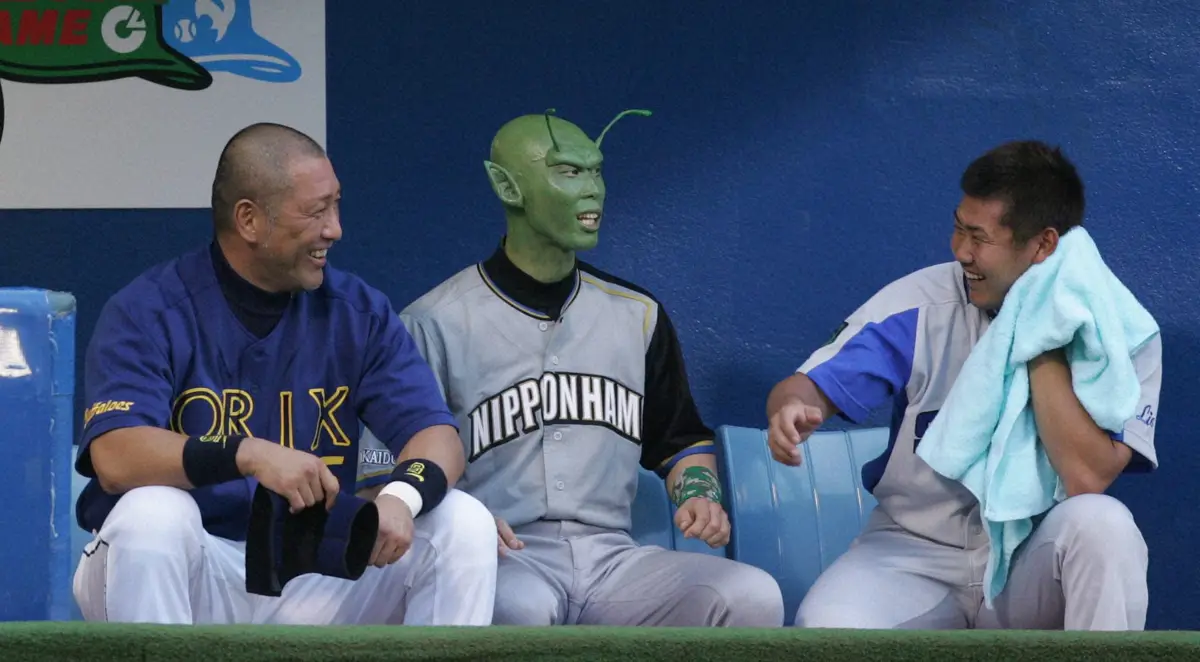 【画像・写真】お笑いコンビ「トム・ブラウン」みちお　ピッコロ大魔王に扮して始球式「森本稀哲選手のオマージュ」