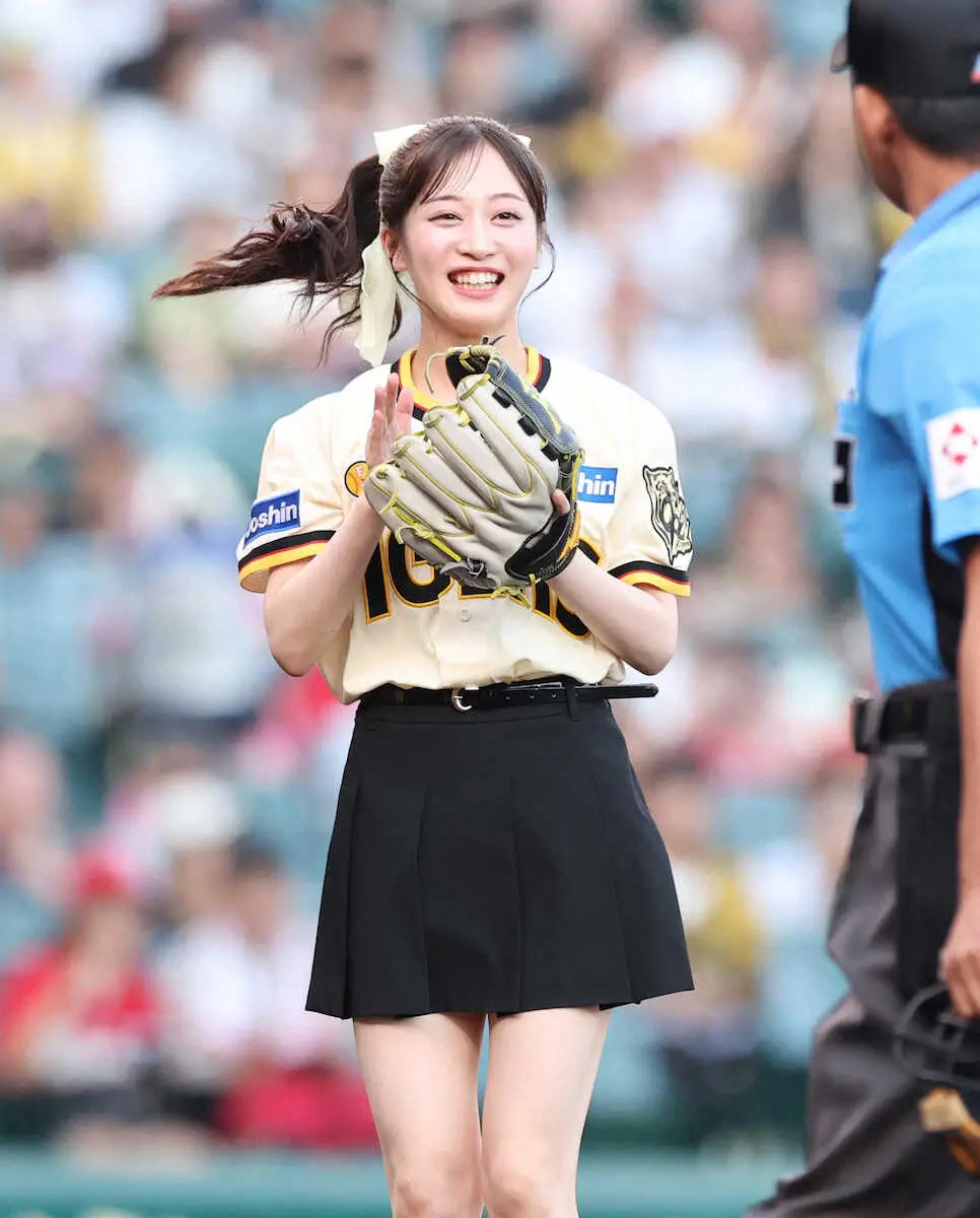 【画像・写真】阪神　試合前の始球式にNMB48の川上千尋が登場　ノーバン投球に「練習の成果が出た。85点です」