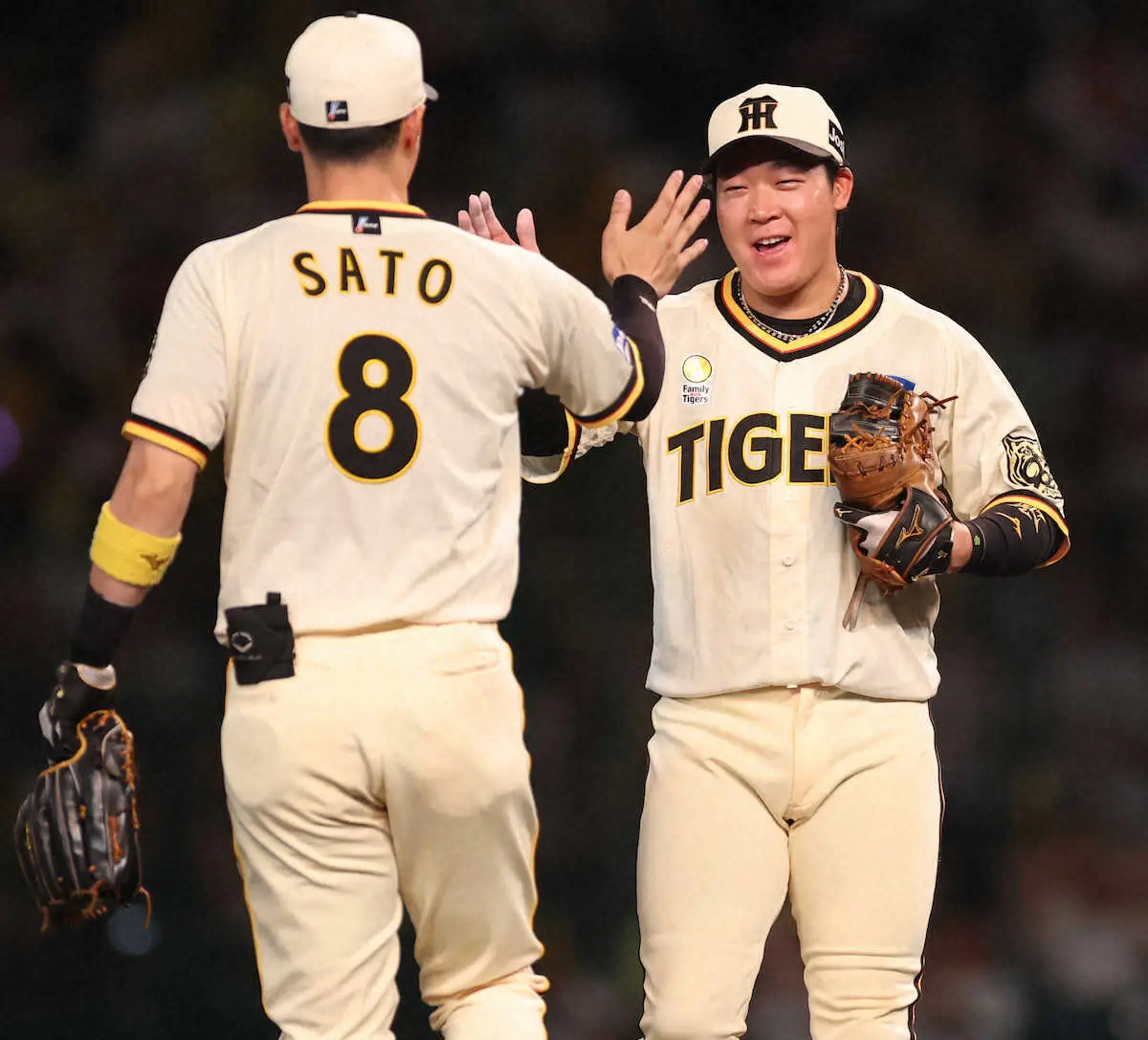 【画像・写真】＜神・広（16）＞佐藤輝（左）と勝利のハイタッチをかわす大山（撮影・北條　貴史）