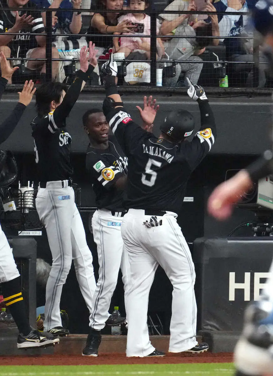 【画像・写真】＜日・ソ（14）＞4回、3ランを放ちポーズを決める山川（撮影・高橋　茂夫）