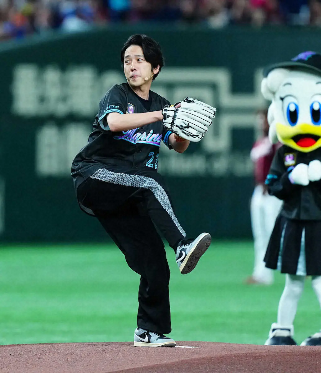 【画像・写真】＜ロ・楽（16）＞ファーストピッチセレモニーに登場した二宮和也（撮影・長久保　豊）
