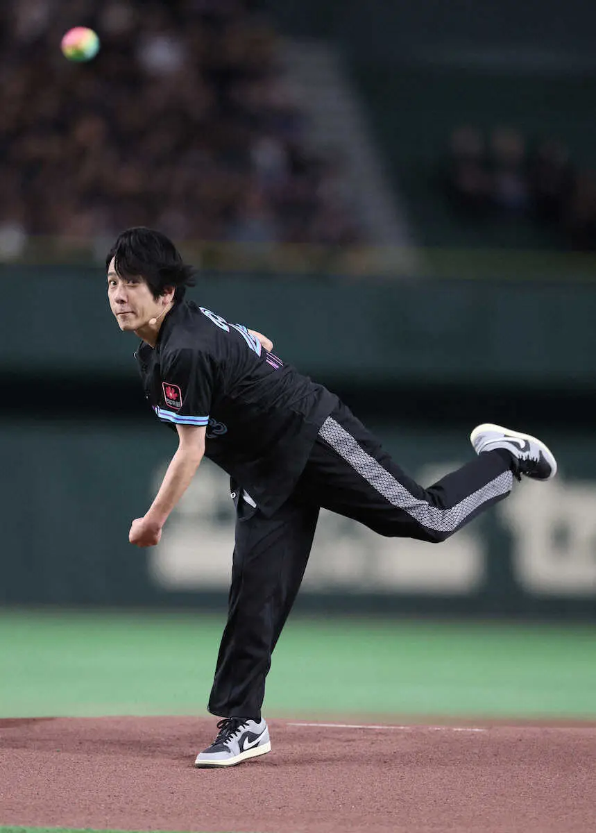 【画像・写真】＜ロ・楽（16）＞二宮和也がファーストピッチセレモニー（撮影・篠原岳夫）
