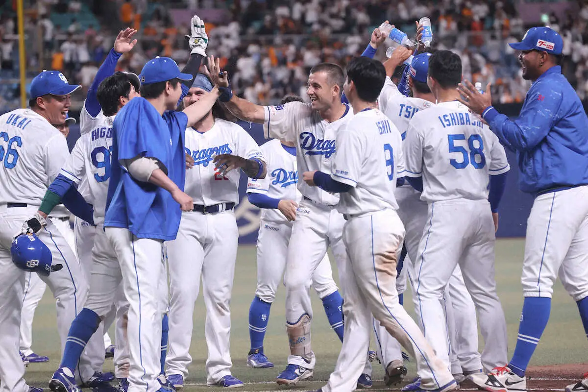 【画像・写真】中日・井上監督「今日打つと思わんかったなあ」　新外国人チェイビスの来日初アーチに驚き＆喜びコメント