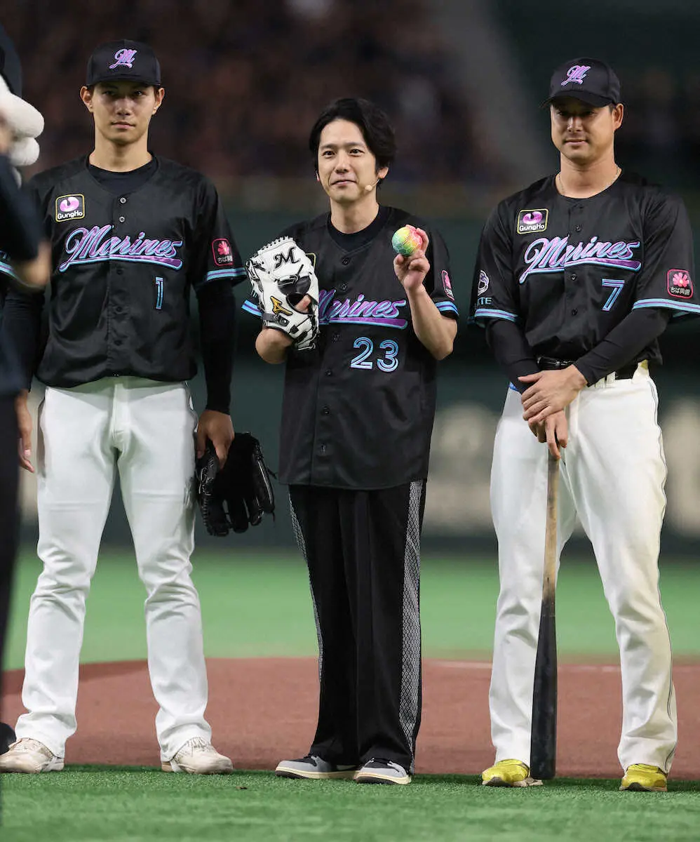 【画像・写真】二宮和也がファーストピッチセレモニー。藤原（左）藤岡（右）と記念撮影（撮影・篠原岳夫）