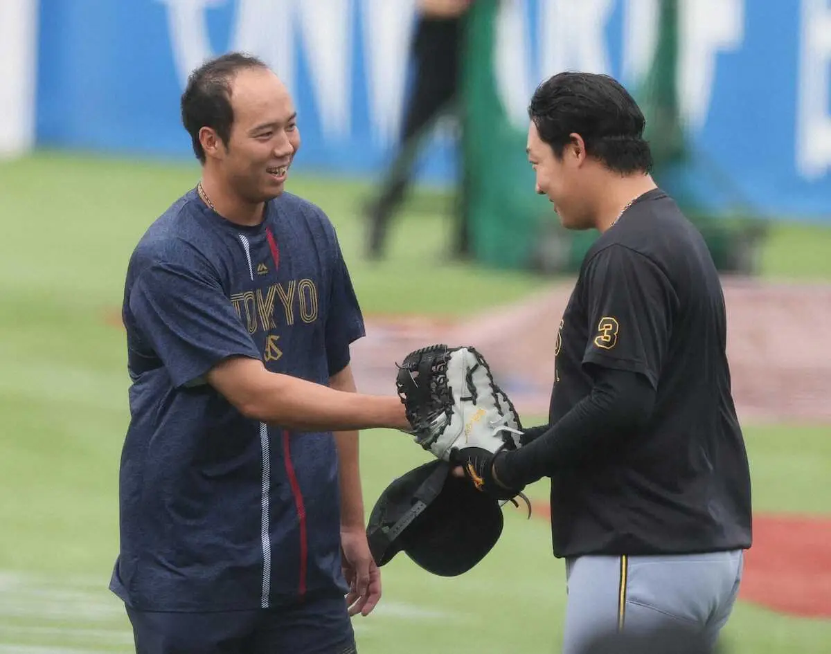 【画像・写真】阪神・藤川監督がヤクルト移籍の青柳とグータッチで会話　親友のビーズリーとは英語で再会喜ぶ