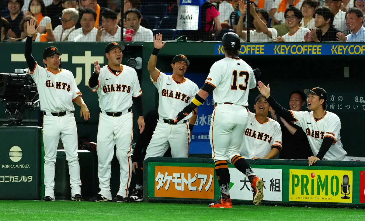 【画像・写真】巨人・増田陸がピンチ救うビッグプレー！無死満塁で一ゴロを逆シングル、併殺に　伊織は笑顔で拍手