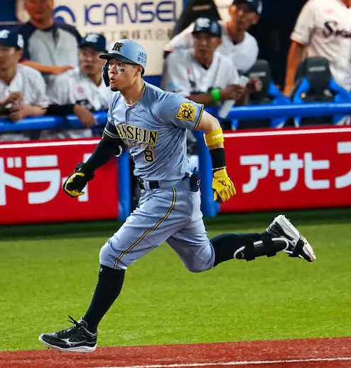 【画像・写真】延長10回、勝ち越し適時二塁打を放ち激走する佐藤輝（撮影・会津　智海）