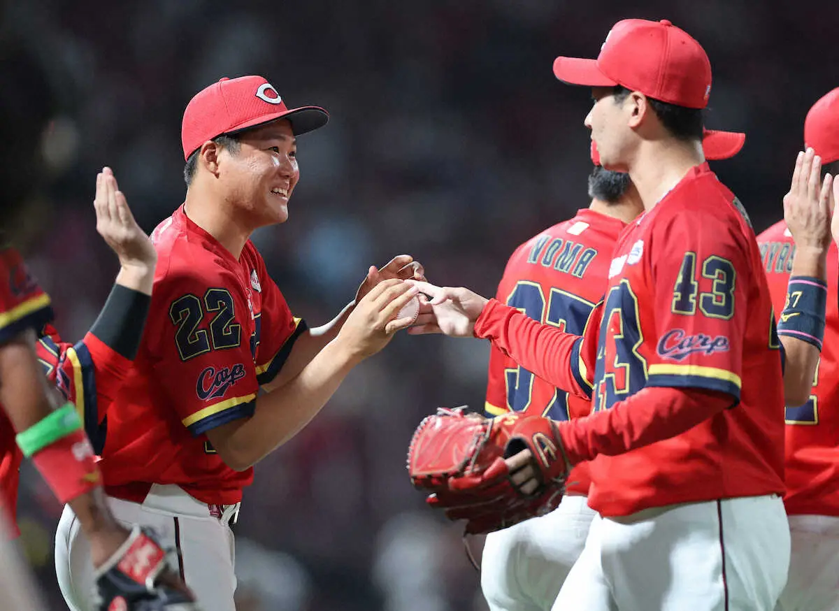 【画像・写真】＜広・中（15）＞ウイニングボールを島内から受け取る高（撮影・岸　良祐）