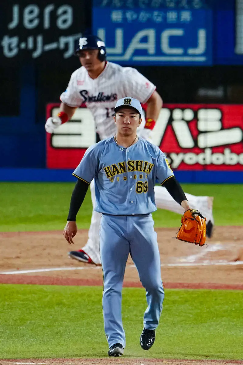 【画像・写真】＜ヤ・神（14）＞8回、オスナを中飛に打ち取る石井（撮影・会津　智海）