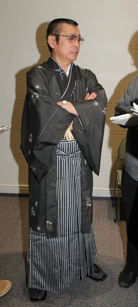 【画像・写真】2010年選抜、組み合わせ抽選会後に取材に応じる開星の野々村監督