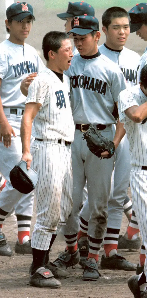 【画像・写真】明徳義塾・寺本の健闘をたたえる横浜・松坂（右）