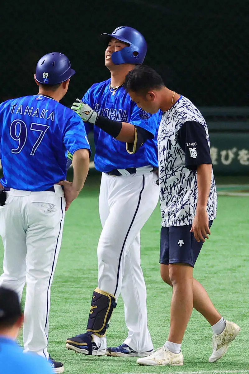 【画像・写真】DeNA・蝦名達夫が死球を受けて途中交代　初回の打席で左膝外側に