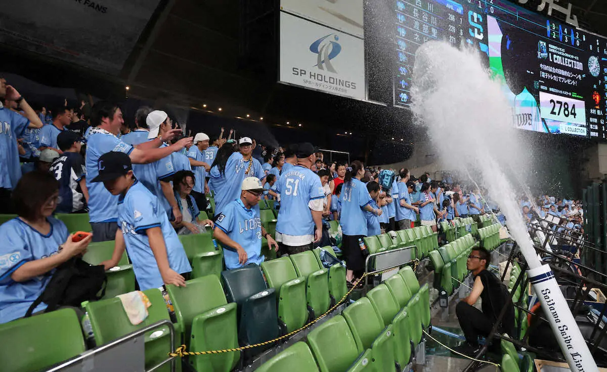 【画像・写真】西武「スプラッシュシート」でファンずぶ濡れ　初回にネビン犠飛、3回に西川ソロで水が噴出
