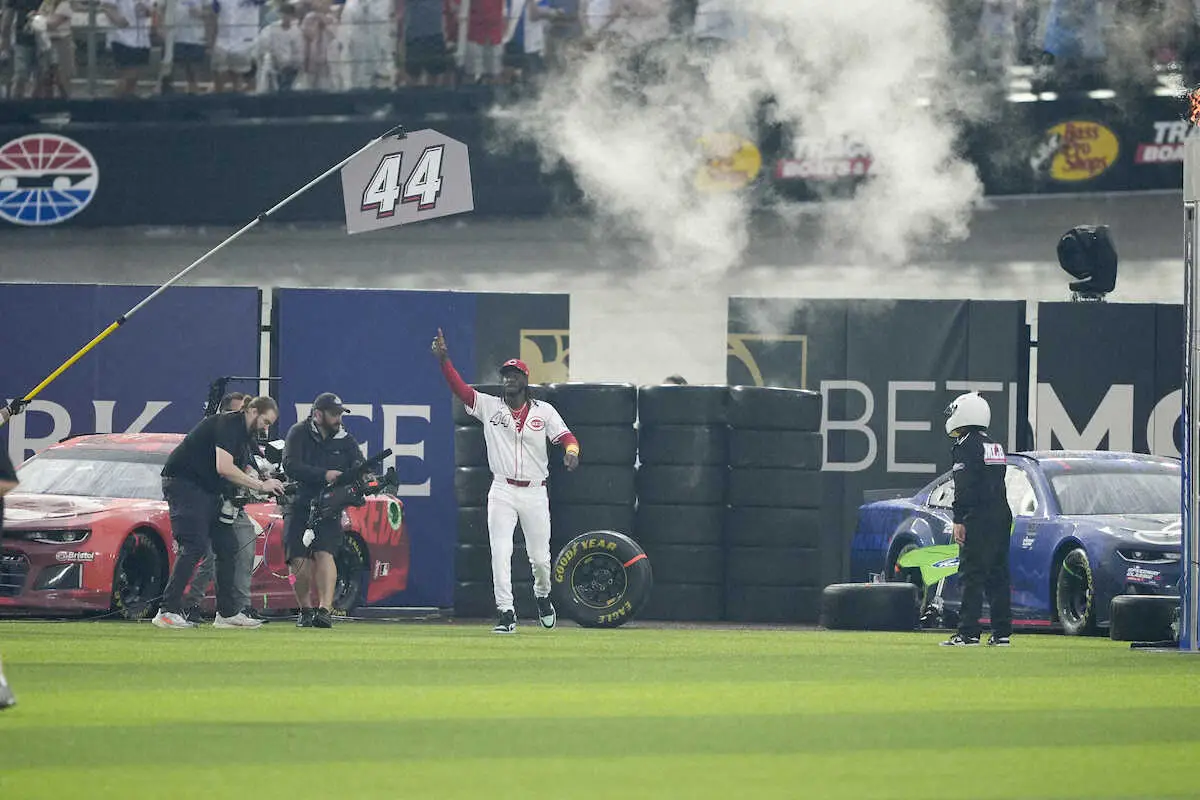 【画像・写真】MLB初サーキット場公式戦はまさかの雨でサスペンデッド　2時間超の遅延経て試合開始も8万観衆がっかり