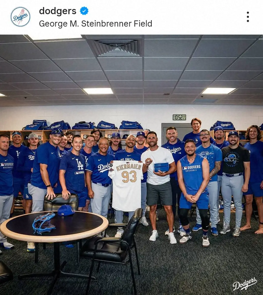 【画像・写真】山本由伸　昨季引退のキーアマイヤー氏の優勝リング贈呈式でなぜか主役に「ついに公式が山本さんをいじる」