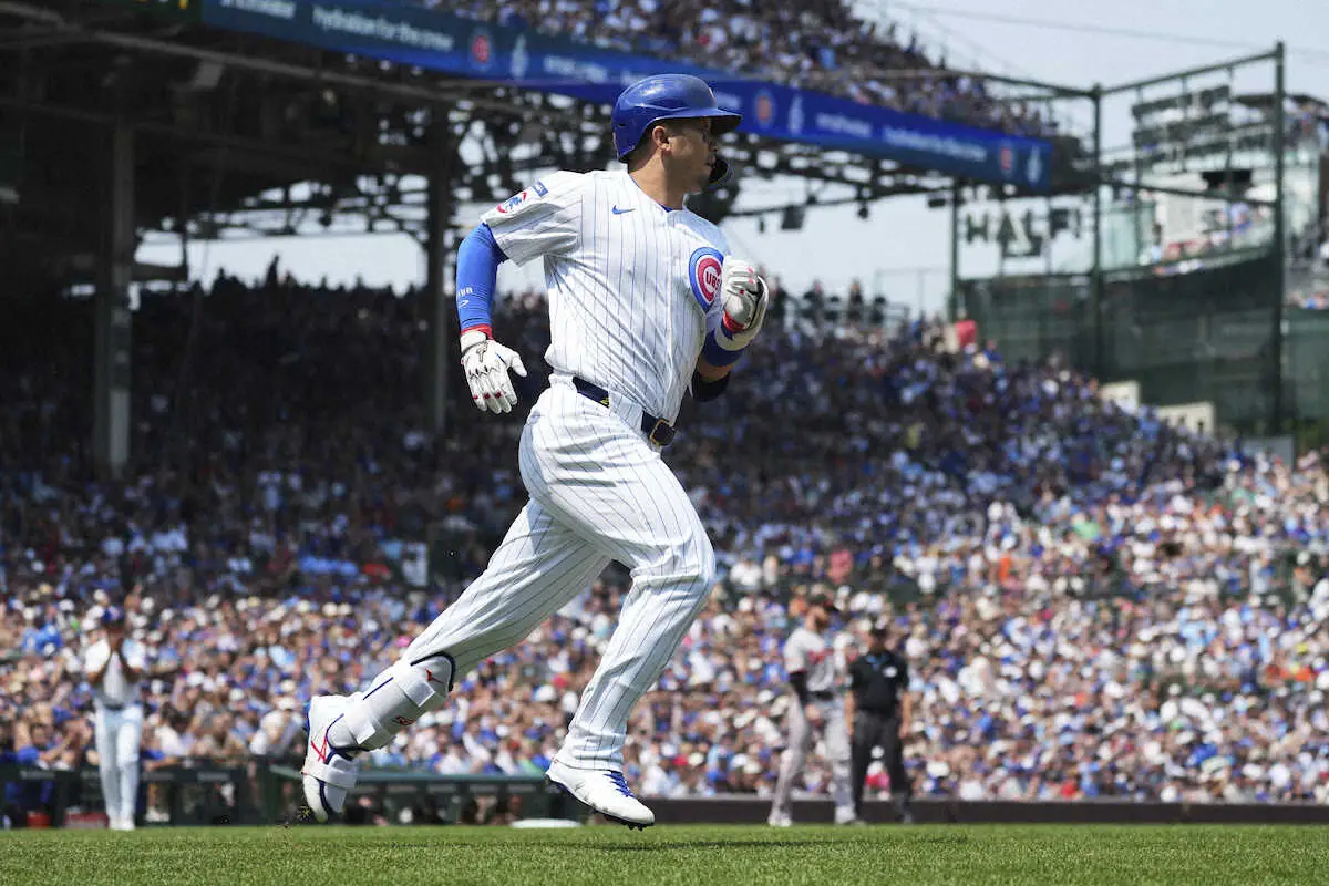 【画像・写真】初回、先制の右前適時打を放ったカブス・鈴木(AP)