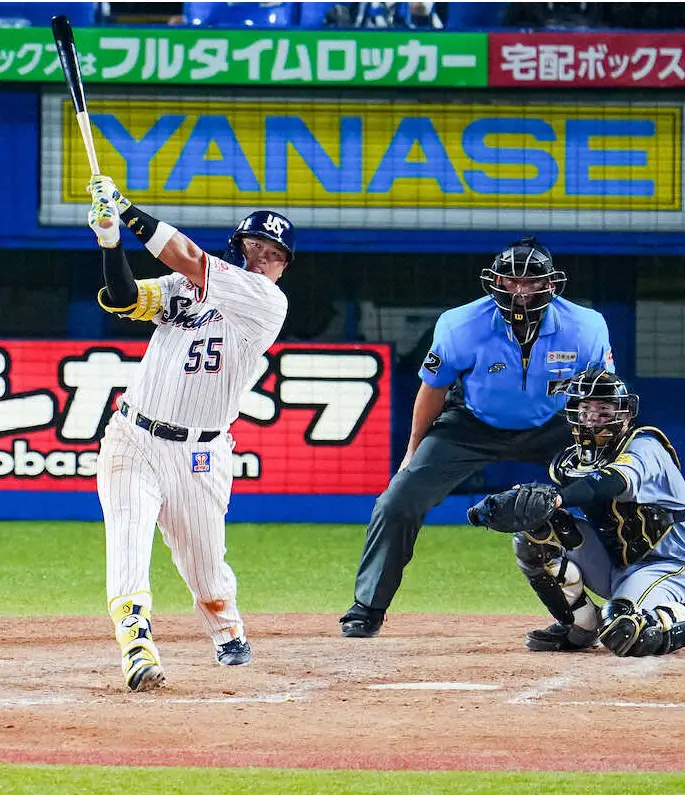 【画像・写真】＜ヤ・神＞5回、今季神宮初アーチとなる2ランを放つ村上（撮影・会津　智海）