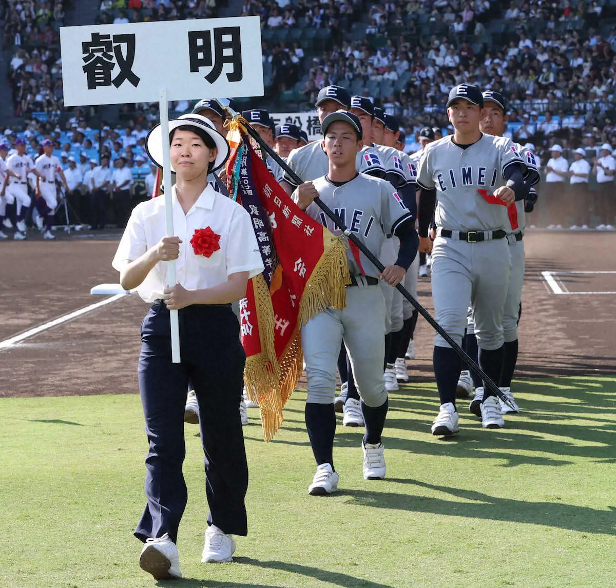 【画像・写真】【甲子園】スラックス姿の式典誘導係にネット「カッコいい」「良いね」　市西宮23年から女子制服に導入