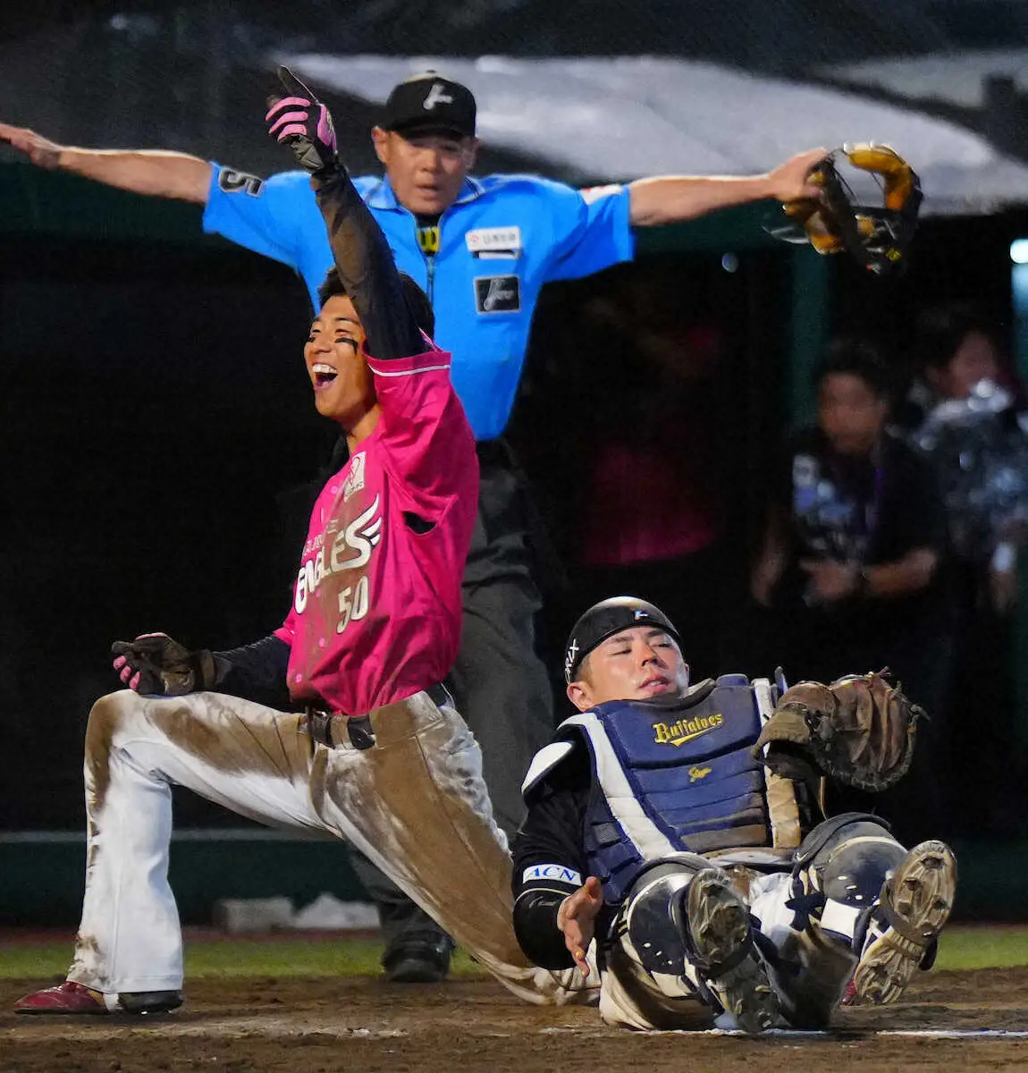 【画像・写真】オリックス・若月　左手親指と人差し指に死球受け悶絶　一度ベンチ裏に下がるもフル出場