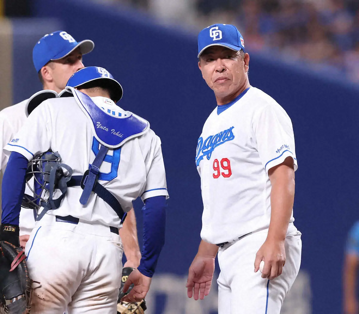 【画像・写真】＜中・神（13）＞　9回、投手交代を告げマウンドに向かう井上監督（撮影・大森　寛明）