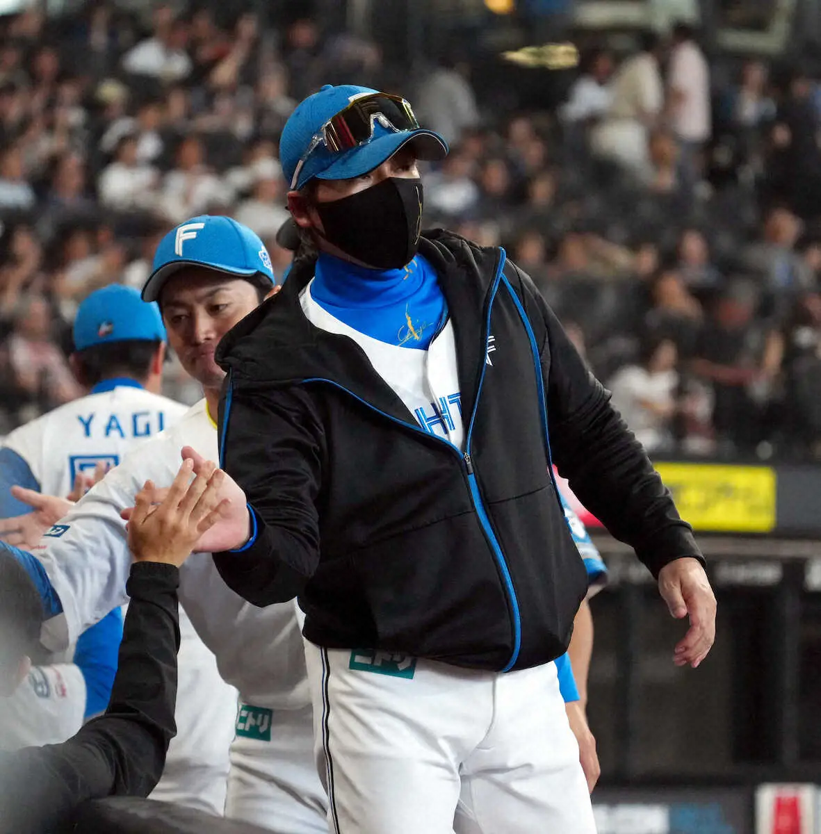 【画像・写真】＜日・西＞西武に勝利し、ナインとタッチを交わす日本ハムの新庄監督（撮影・高橋　茂夫）