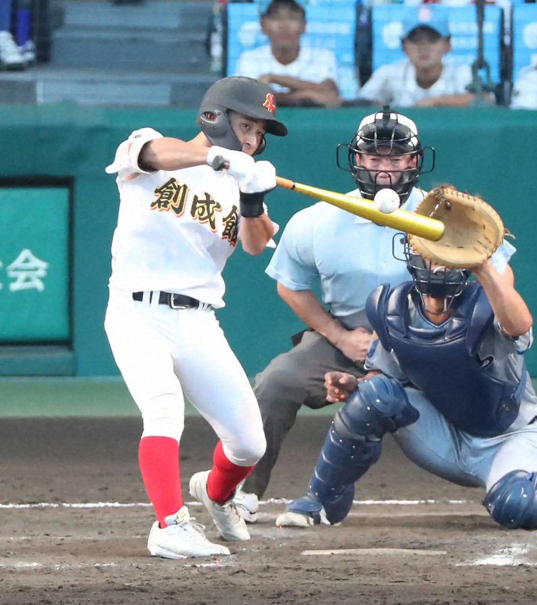 【画像・写真】創成館・下川は適時二塁打を放つ
